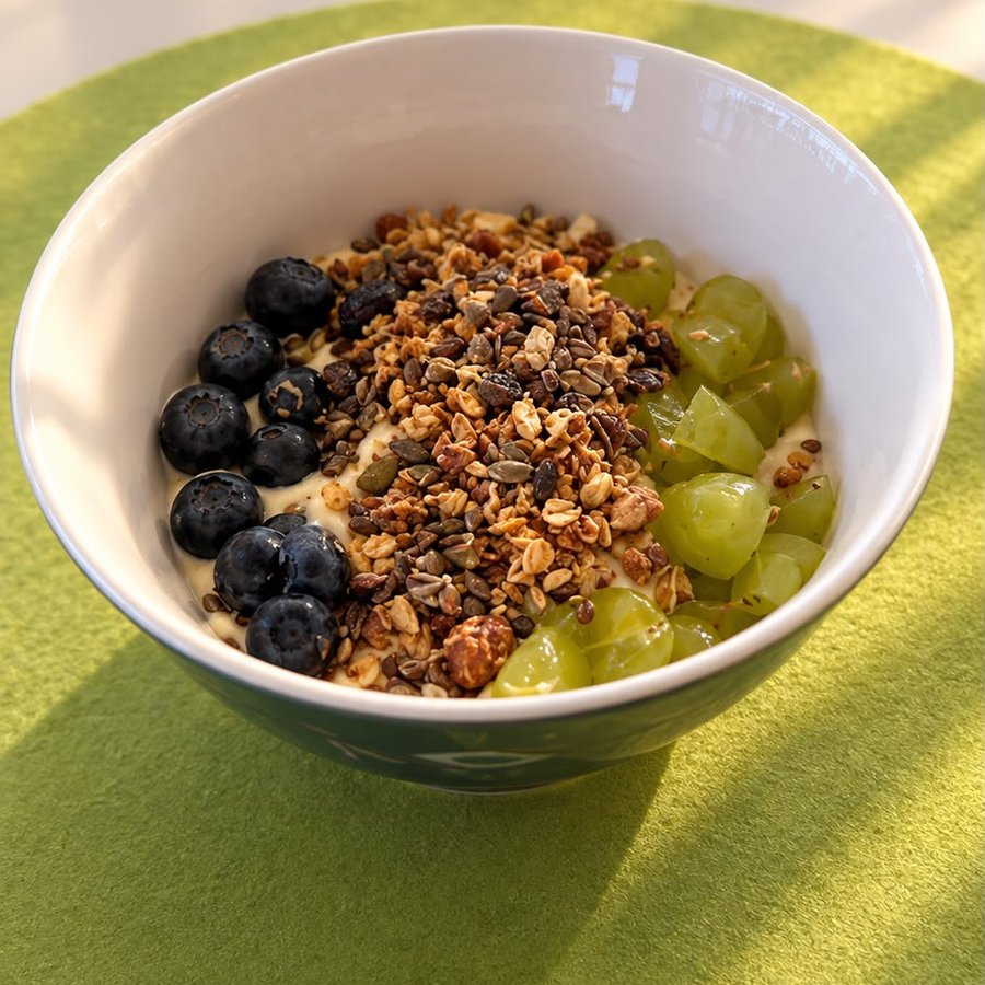 Bowl mirtilli, uva e cereali